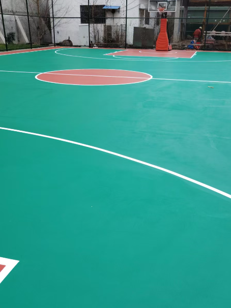 新兴 球场长期使用易出现地面开裂